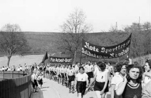 Dohna. Arbeitersportlerinnen und Arbeitersportler während der Demonstration mit Transparenten "Rote Sportler sind Soldaten der Revolution" und "Für Arbeit und Brot!"