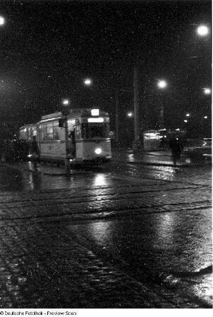 Dresden-Altstadt. Postplatz. Blick zur Straßenbahnhaltestelle mit Straßenbahn