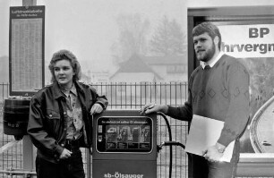 British Petroleum (BP)-Großtankstelle: Kornelia Slawski und Andreas Kuhn, Prüfer des Kreisumweltamtes
