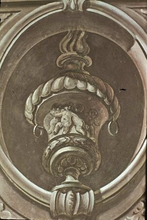 Grisaillemalerei: Vase mit Putten