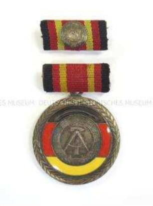 Verdienstmedaille der Deutschen Demokratischen Republik, mit Interimsspange und Etui