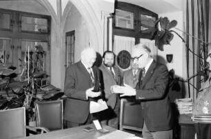 Freiburg: Regierungspräsidium; Bundesverdienstkreuz am Bande für Friedrich Keller und Joh. Dummermuth; Friedrich Keller erhält Bundesverdienstkreuz