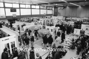 Gewerbeausstellung "Reinfelder Schaufenster": Sporthalle der Joachim-Mähl-Schule: Veranstalter Handelsverein Reinfeld (HVR) e.V.: Blick von Empore auf Stände und Besucher: 16./17. März 1996