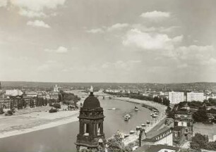 Dresden, Blick vom Georgentor elbaufwärts, im Vordergrund die Turmspitze des ehemaligen Ständehauses : Terrassenufer, Dampferanlegestelle