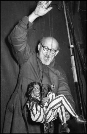 Freiburg: Schichte Marionettentheater, Herr Schichte mit Figur