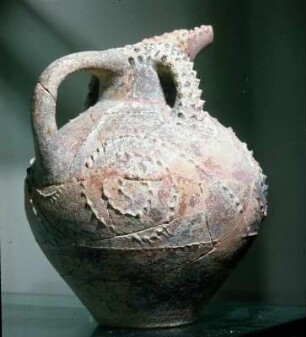 Iraklion. Archäologisches Museum I9. Barbotine-Kanne, Rundgräber Messará. 2000-1850 v. Chr
