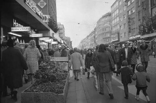 Nutzung der Kaiserstraße als Fußgängerzone nach Einführung der offiziellen Fußgängerzonen am Marktplatz und vor der Hauptpost