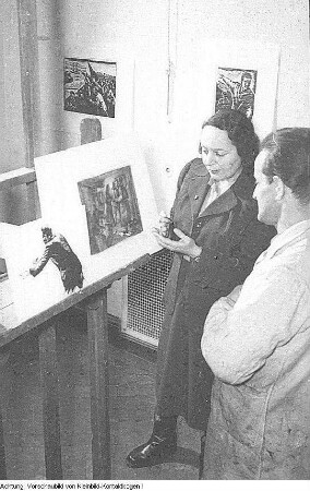 Lea Grundig (1906-1977) beim Begutachten ihrer Grafikblätter in ihrem Atelier