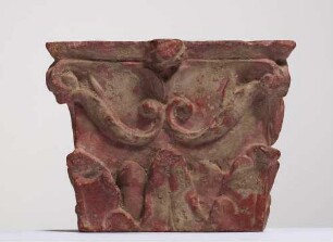 Miniaturkapitell aus rotem Marmor
