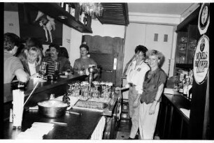Restaurant Zum Rauchhaus Anno 1756: Bei der Alten Kate: Gaststube: Schanktresen: dahinter zwei Mitarbeiterinnen: davor Gäste