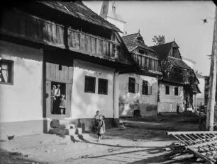 Familie : Familie an der Tür ihres Hauses in Švedlár, davor Kinder
