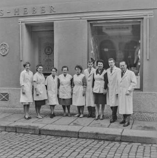 Hebers Hausfront- und Belegschaft, Bettenhaus Heber : Bautzen. Bettenhaus Heber, Wendische Straße 9. Gruppenaufnahme der Belegschaft