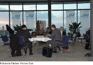 Tagungsteilnehmer im Foyer