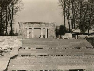 Weimar. Nationale Gedenkstätte Buchenwald auf dem Ettersberg. Eingangstor zur Straße des Todes (im Bau). Bauzustand November 1956
