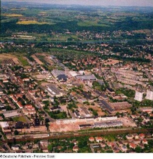 Dresden-Niedersedlitz. Blick über die Gleistrasse der Eisenbahnstrecke Dresden - Prag, den ehem. Betrieb "Sachsenwerk", Leuben, das Wohngebiet "Försterlingstraße" in Großzschachwitz und die Elbe. Luftbild-Schrägaufnahme von Südwesten