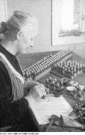 Seiffen, Spielzeugherstellung in Heimarbeit, 1945