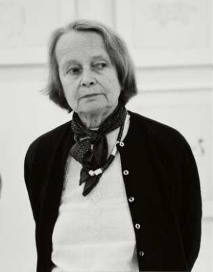 Die Galeristin und Künstlerin Betty Parsons bei der Eröffnung der Saul Steinberg-Ausstellung in ihrer Galerie