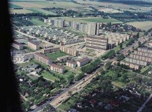 Luftaufnahme, Blick von Osten auf die Siedlung im südlichen Bereich der Heerstraße im Gebiet der Sandstraße und Meydenbauerweg. Berlin-Wilhelmstadt, Heerstraße