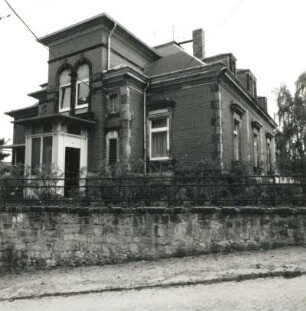 Dresden-Cossebaude, Eichbergstraße 3. Villa (1891/1900). Straßenansicht mit Einfriedung auf Bruchstein-Stützmauer von Südwesten