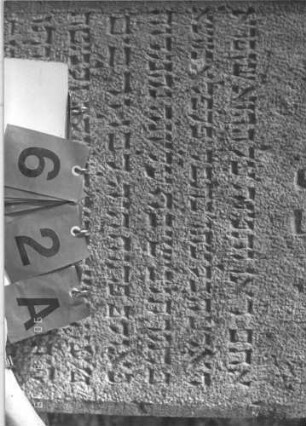 Grabstein 62 (Index: 100008854) Maße HxBxT: 100x57x7 cm Besonderheit: kulturhistorisch wertvoll / hist.-wiss. Gründe (Gemeindestellung): Grabstein 62A