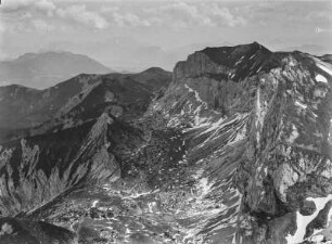 Im Gebirge : Blick über ein Gebirge