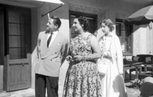 St. Moritz: Gruppen auf der Terrasse; Vordergrund Fenster