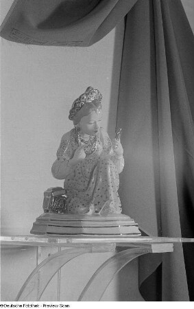 Porzellanfigur auf der Leipziger Herbstmesse 1954