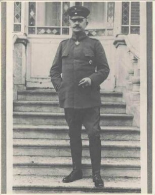 Felix Langer, Generalleutnant, stehend, in Uniform, Mütze mit Orden