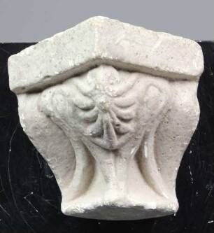 Gebälk mit hängendem lesbischen Kymation und kleiner Eckpalmette