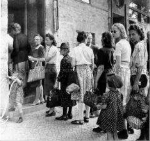 Menschenschlange vor einem Geschäft