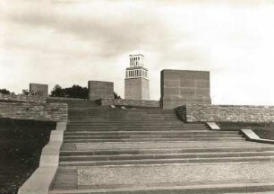 Weimar-Buchenwald. Nationale Mahn- und Gedenkstätte Buchenwald (1954-1958). Stelenweg. Blick zum Glockenturm