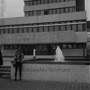 Rathaus: Einweihung: Springbrunnen auf Rathausvorplatz, 13. November 1970
