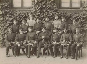 Schüler der Kriegsschule Hannover mit Lehrer vor Gebäude in je einer Reihe stehend und sitzend (15 Personen)