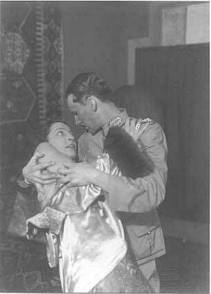 Szenenbild aus "Die Verführung des Heiligen" von Felix Langer. Dresden: Albert-Theater, 06.02.1930