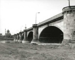 Dresden-Neustadt. Marienbrücke (1846/1852; J. G. Lohse). Blick zum Altstädter Ufer (oberstrom) mit Zigarettenfabrik "Yenidze"