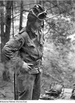 Deutschland . Truppenübungsplatz Klietz. Nationale Volksarmee - Landstreitkräfte. Soldat mit Panzerhaube, stehend, wohl neben einem Gefechtsfahrzeug
