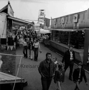 Schützenfest: Veranstalter Bürgerschützengilde von 1627 e.V. Bad Oldesloe: Volksfest bei der Schützenhalle: Sehmsdorfer Weg: Besucher zwischen Jahrmarktständen: hinten Mitte Riesenrad: 28. Juli 1974