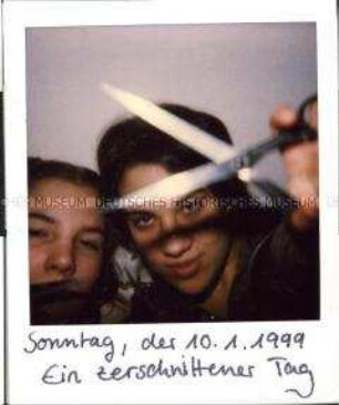 Polaroid-Foto: Zwei Mädchen halten eine Schere in die Kamera (Prämiertes Foto Sonderthema: Lebenskunst und Lebenskünstler)