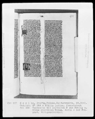 Biblia latina — Initiale O (nus ninive), darin der Prophet Nahum, Folio 400recto