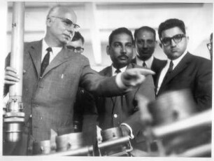 Norden-Utlandshörn. Gruppe von Fernmeldefachleuten aus Pakistan bei der Besichtigung der Küstenfunkstelle. Der Leiter der Sendestelle erklärt den Antennenwahlschalter