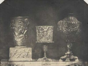 Bronzebecher, ziseliert und Bronzevase, getrieben und ziseliert, italienische Arbeiten des 16. Jahrhunderts, kleinerer ziselierter und vergoldeter Bronzebecher mit Kaiserfiguren, deutsche Arbeit des 16. Jahrhunderts