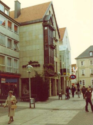 Lange Straße, die ersten Gebäude am Hornschen Tor. Detmold