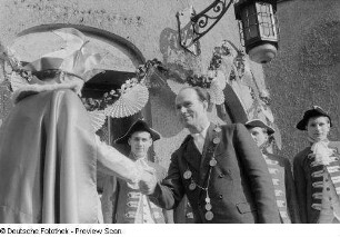 Der Karnevalsprinz von Markkleeberg bei reicht dem Bürgermeister die Hand