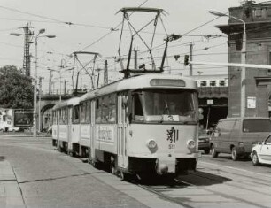 Straßenbahn-Gleisdreieck. Zweiwagenzug der Linie 3 (Tw + Tw) nach Zschertnitz passiert den Bogen Hansastraße - Antonstraße : Dresden-Neustadt, Antonstraße. Straßenbahn-Gleisdreieck. Zweiwagenzug der Linie 3 (Tw + Tw) nach Zschertnitz passiert den Bogen Hansastraße - Antonstraße