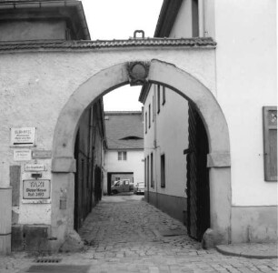 Bad Schandau, Marktplatz 12. Ehemaliger Brauhof (bezeichnet 1680). Torbogen am Markt. Ansicht von Osten