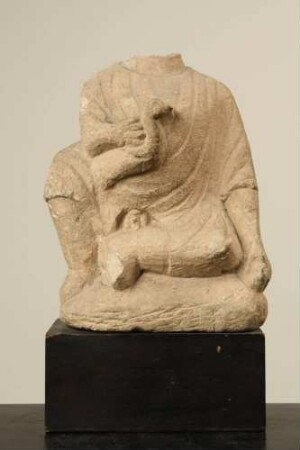 Statuette eines auf dem Boden sitzenden Knaben