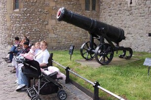London - Touristen im Tower : Untere Wallanlage mit Kanone, Touristen im Tower von London, aufgenommen im Mai 2006