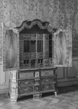 Schreibschrank : Schreibschrank (geöffnet). Nußbaum, furniert. 1725/1730. Moritzburg: Schloss Moritzburg
