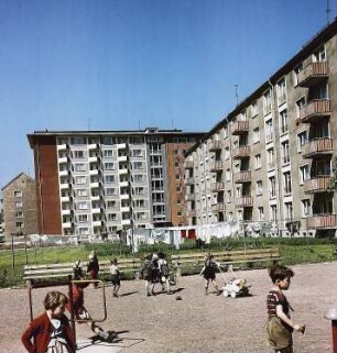 Dresden. Wohnbauten, mit kleinem Spielplatz