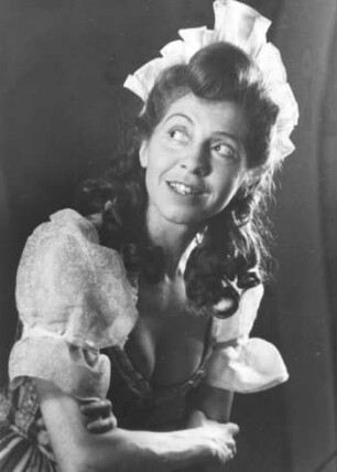 Hamburg. Thalia-Theater. Die Schauspielerin Inge Meysel (1910-2004) während einer Aufführung der Komödie "Tartüff" von Molíère 1946.